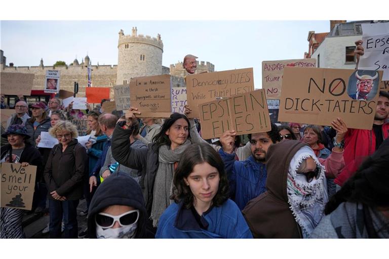 Vor der Ankunft von US-Präsident Trump versammelten sich Demonstranten. (Archivbild)