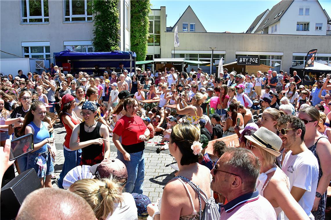 Vor der Bühne am Biegel. Straßenfest 2025  in Backnang. Bilder vom Sonntag. SK