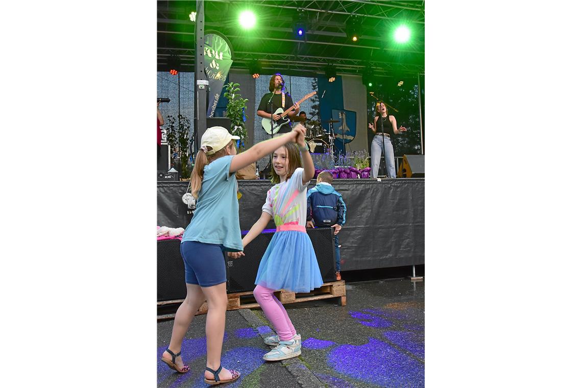 Vor der Bühne tanzen die Girls. 