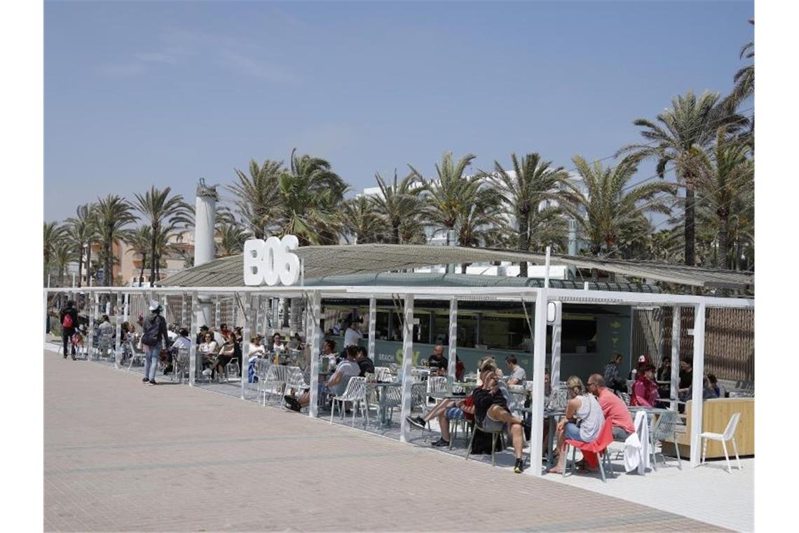Weiter hohe Mallorca-Nachfrage Vor der Corona-Krise war das Strandlokal „Ballermann 6“ an der Playa de Palma sehr beliebt (Archiv). Foto: Clara Margais/dpa