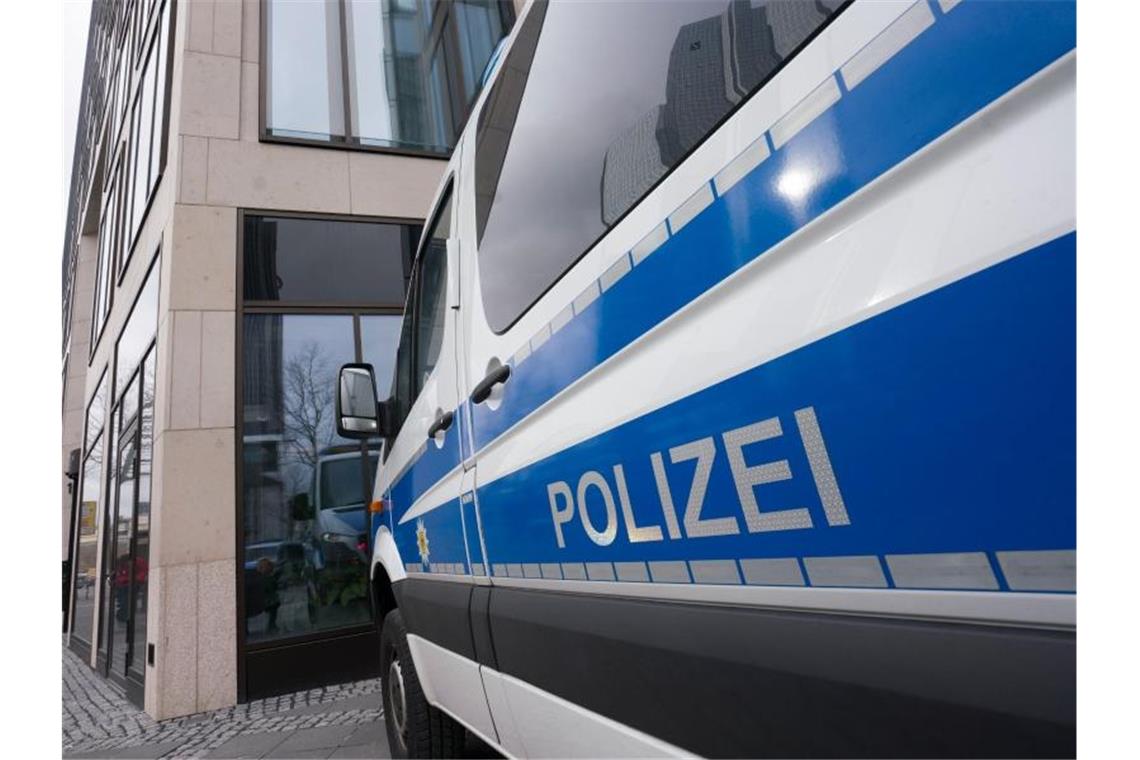 Vor der deutschen Niederlassung der Großbank ABN Amro fuhr ein Großaufgebot der Polizei auf. Foto: Frank Rumpenhorst/dpa