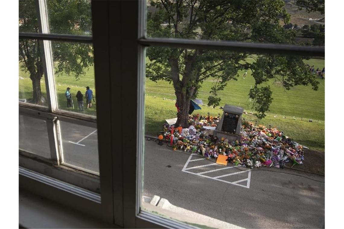 Kinder-Massengrab in Kanada - UN-Experten fordern Aufklärung Vor der ehemaligen Kamloops Indian Residential School wurde ein behelfsmäßiges Denkmal eingerichtet. Foto: Darryl Dyck/The Canadian Press/AP/dpa