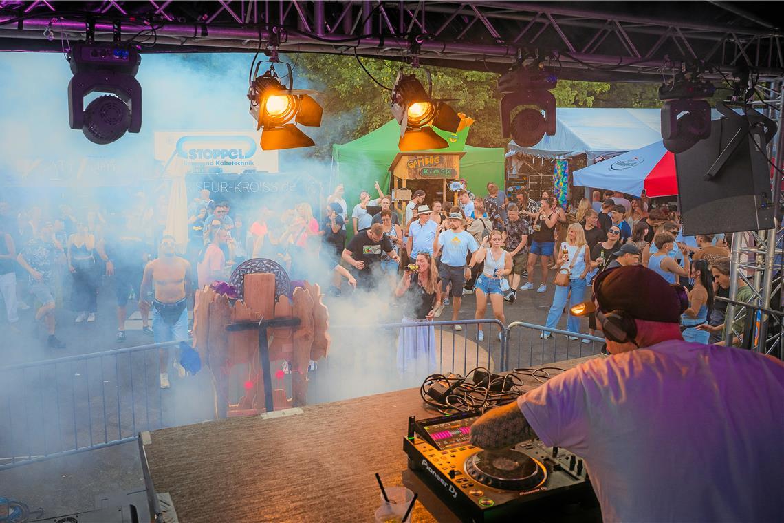 Der Live-Blog zum 53. Backnanger Straßenfest: Mit dem Zapfenstreich klingt das Fest aus Vor der Elektrobühne wird getanzt. Foto: Alexander Becher