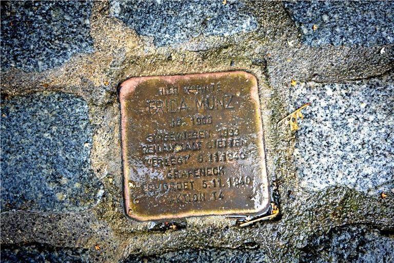 Vor der Eugen-Adolff-Straße liegt der Stolperstein für Frida Munz. Foto: Alexander Becher