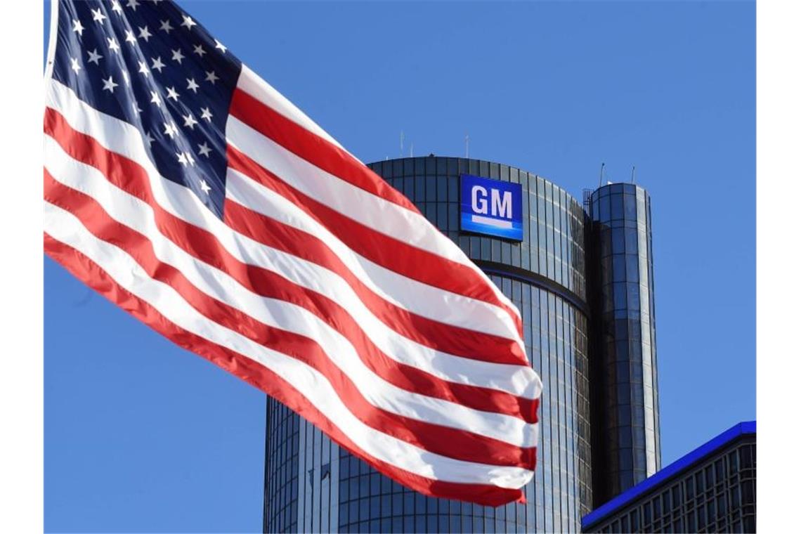 Vor der Firmenzentrale des Autoherstellers General Motors (GM) in Detroit weht die Fahne der USA. Foto: Uli Deck