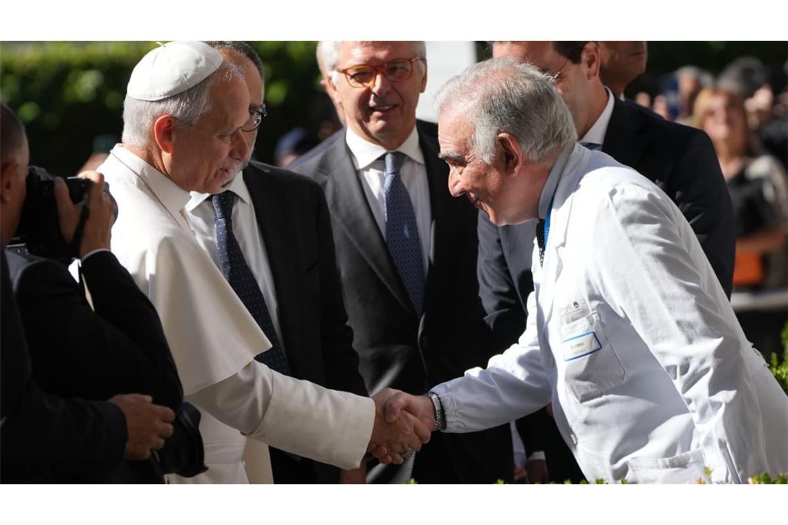 Vor der Gemelli-Klinik wurde Leo vom medizinischen Direktor Andrea Cambieri (rechts) empfangen.