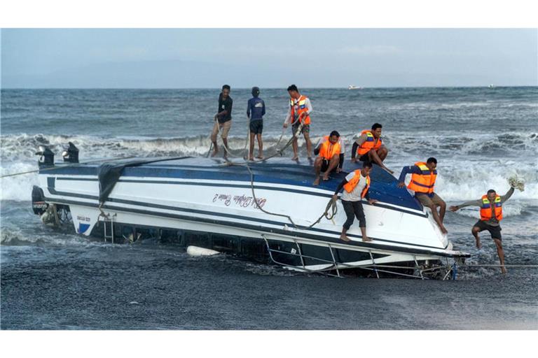 Vor der indonesischen Insel Bali ist erneut ein Touristenboot gekentert.