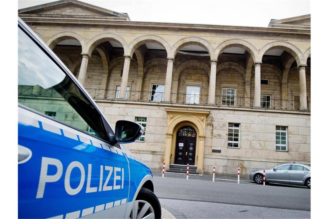 Vor der Jugendkammer des Landgerichts Wuppertal ist ein 22-Jähriger wegen schweren sexuellen Missbrauchs an vier Kindern angeklagt. Foto: Jan-Philipp Strobel/dpa