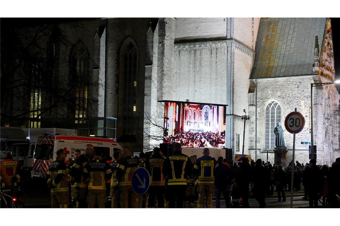 Vor der Kirche versammelten sich Menschen, um die Gedenkveranstaltung zu verfolgen.