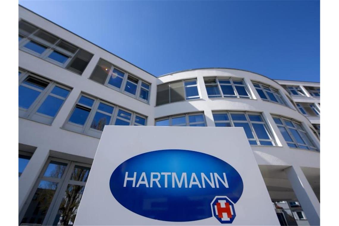 Firma Hartmann weitet Produktion von Desinfektionsmittel aus Vor der Konzernzentrale der Paul Hartmann AG ist das Firmenlogo zu sehen. Foto: Stefan Puchner/dpa/Symbolbild