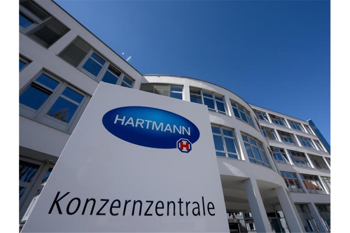 Paul Hartmann: Mitarbeitende protestieren gegen Stellenabbau Vor der Konzernzentrale des Medizinartikelproduzent Paul Hartmann AG ist das Firmenlogo. Foto: Stefan Puchner/dpa/Archivbild