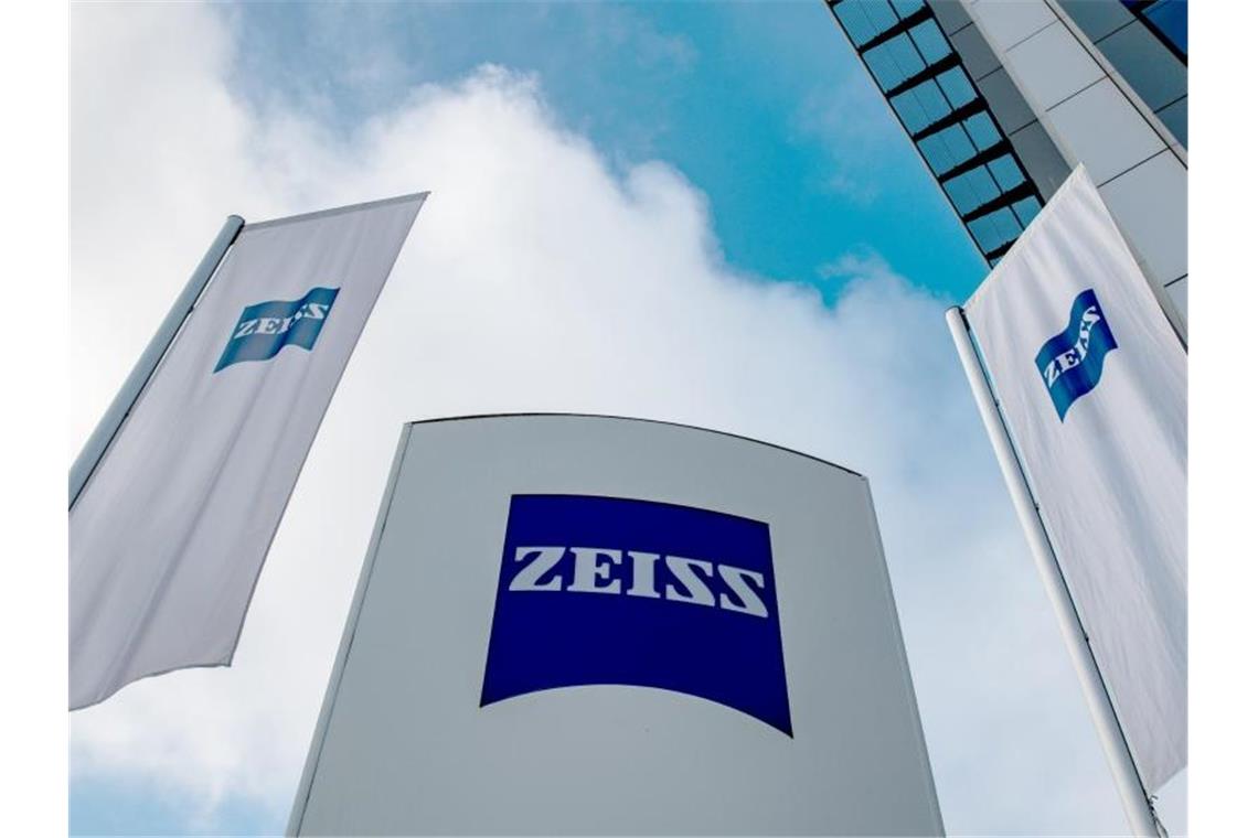 Optikkonzern Zeiss kehrt auf Wachstumspfad zurück Vor der Konzernzenzrale der Carl Zeiss AG steht das Firmenlogo. Foto: Stefan Puchner/dpa/Archivbild