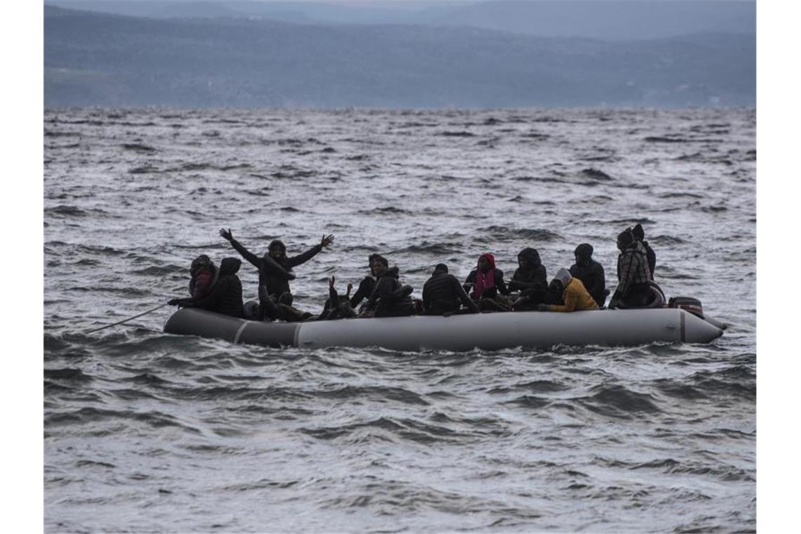 Vor der Küste Griechenlands winken Menschen in einem Schlauchboot um Hilfe. Foto: Angelos Tzortzinis/DPA/dpa