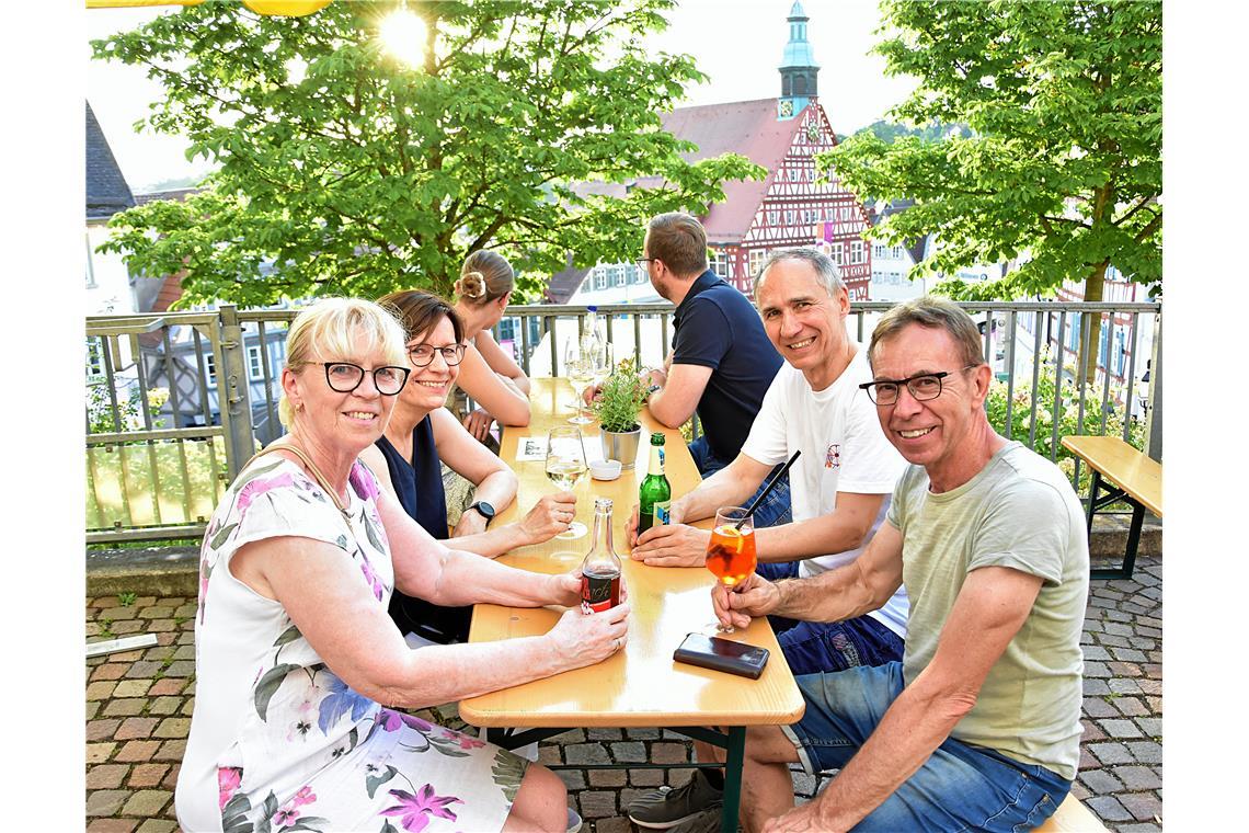 Vor der Kunstgalerie sitzt es sich am Sonntagabend gemütlich. 