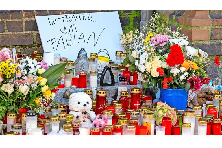 Vor der Marienkirche stehen Grablichter, Blumen und Plüschtiere im Gedenken an den vermissten achtjährigen Fabian. Noch gibt es keinen Verdächtigen.