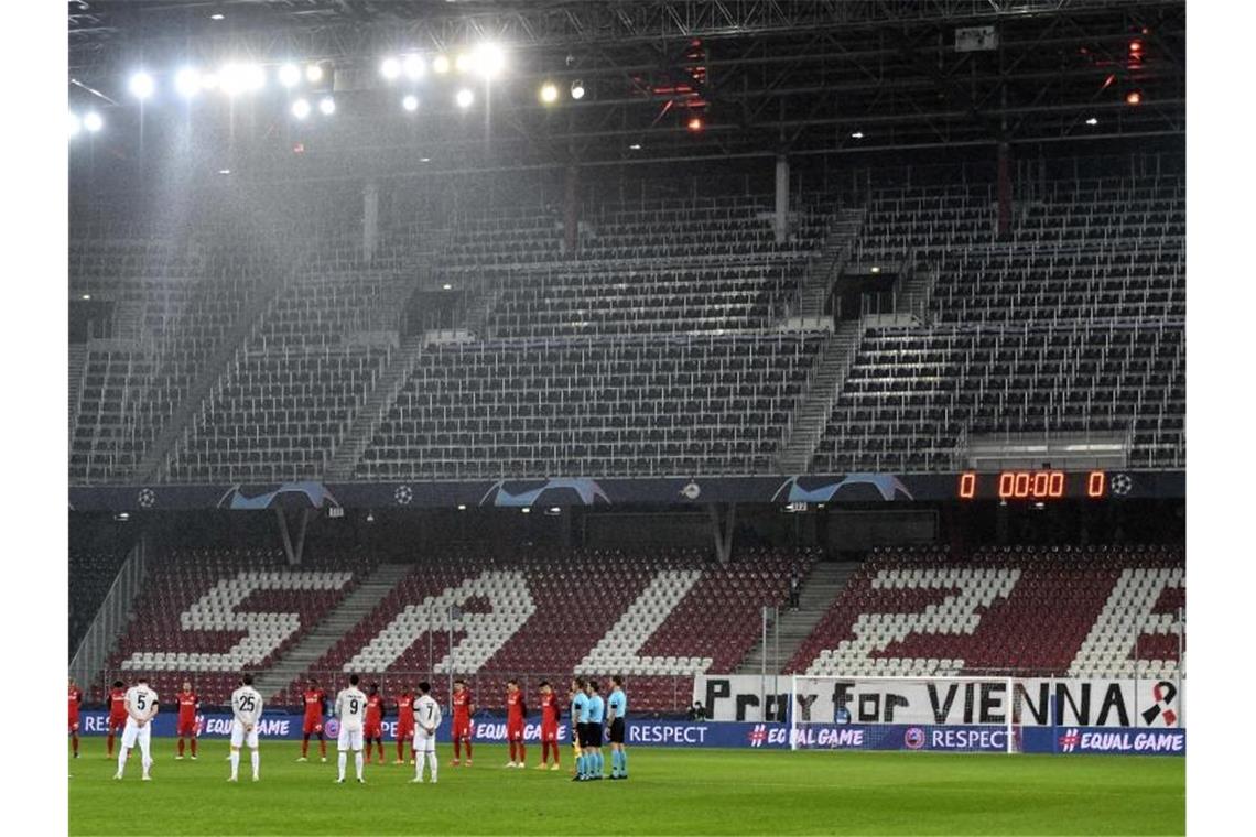 Flick bejubelt 6:2-Sieg zum Jahrestag als Bayern-Coach Vor der Partie gab es eine Schweigeminute für die Opfer des Terroranschlags in Wien. Foto: Andreas Schaad/AP/dpa
