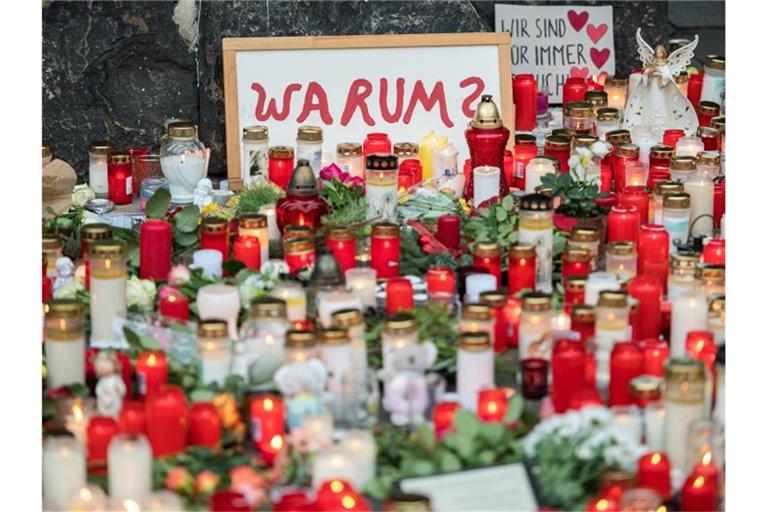 Vor der Porta Nigra haben Menschen zum Gedenken an die Opfer der Amokfahrt vom 01.12.2020 Kerzen aufgestellt. Foto: Oliver Dietze/dpa