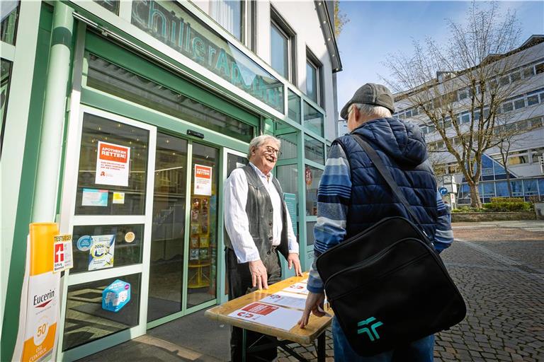 Vor der Schiller-Apotheke sammelt Volker Müller Unterschriften gegen das geltende Vergütungssystem. Foto: Alexander Becher