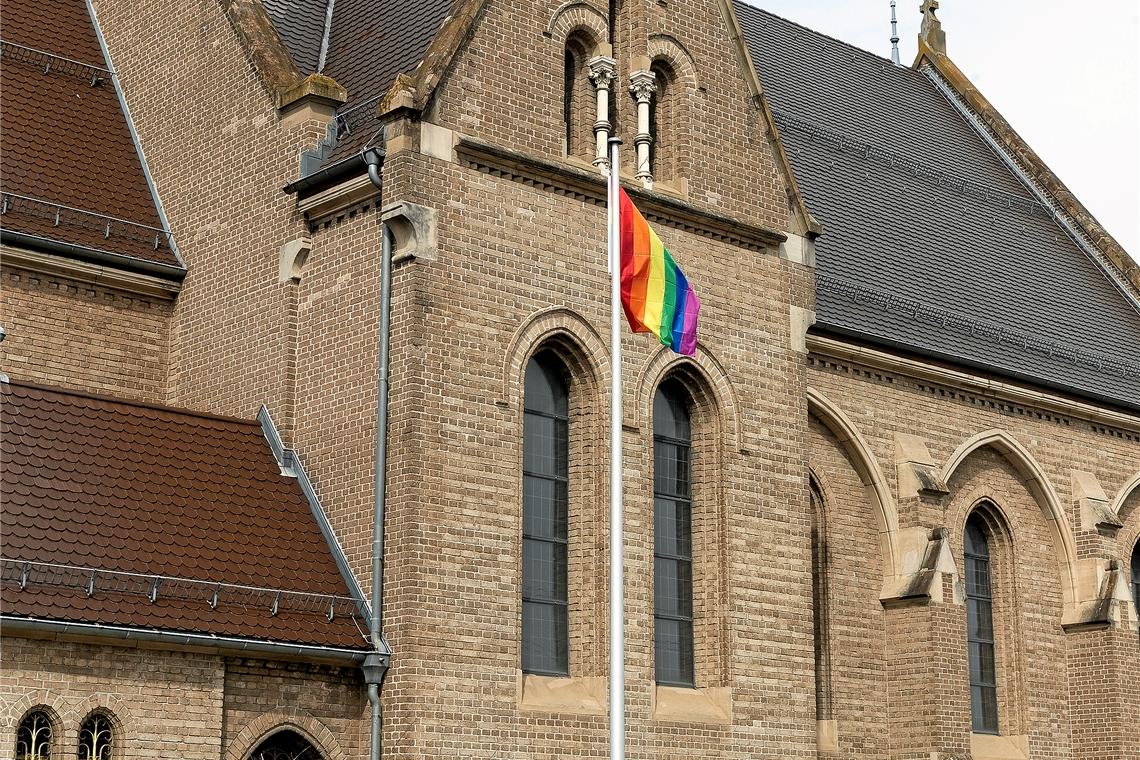 „Liebe ist keine Sünde“ Vor der St.-Johannes-Kirche in der Backnanger Bahnhofstraße weht seit einigen Tagen die Regenbogenflagge. Mehrmals wurde sie von Unbekannten heruntergerissen. Foto: J. Fiedler