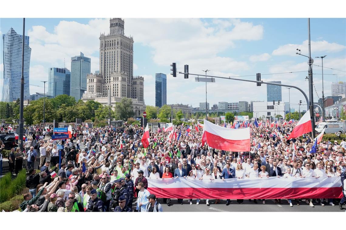 Präsidentenwahl in Polen: "Nach vorn oder zurück?" Vor der Stichwahl riefen beide Kandidaten zu Demonstrationen in Warschau auf. (Archivbild)