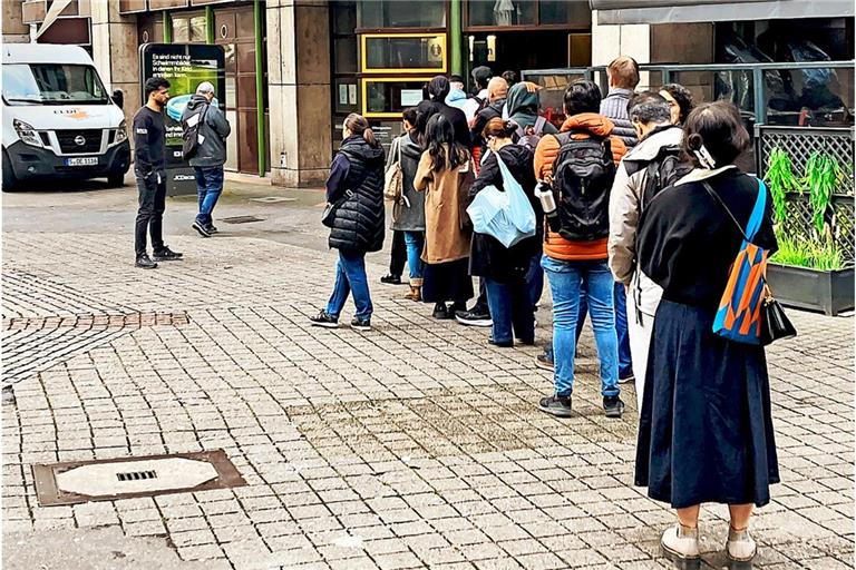 Vor der Stuttgarter Ausländerbehörde haben sich zuletzt wieder zeitweise Schlangen gebildet.