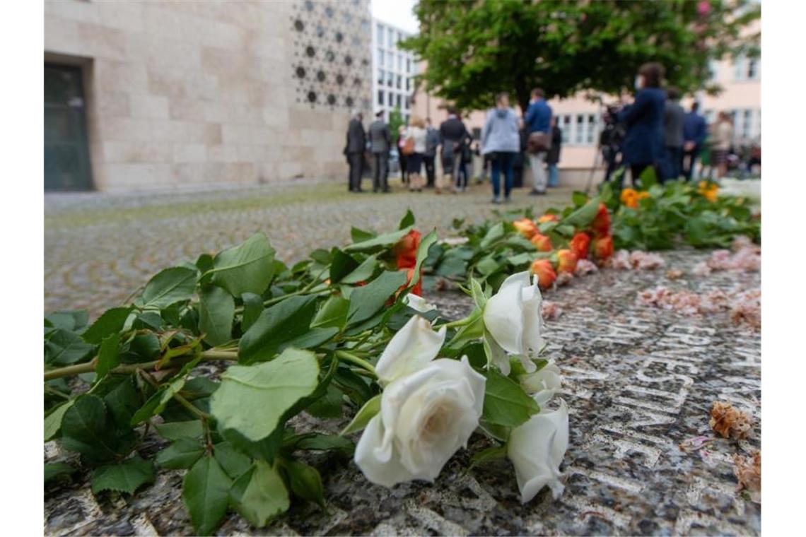 Vor der Synagoge in Ulm liegen am Holocaustdenkmal Blumen. Foto: Stefan Puchner/dpa