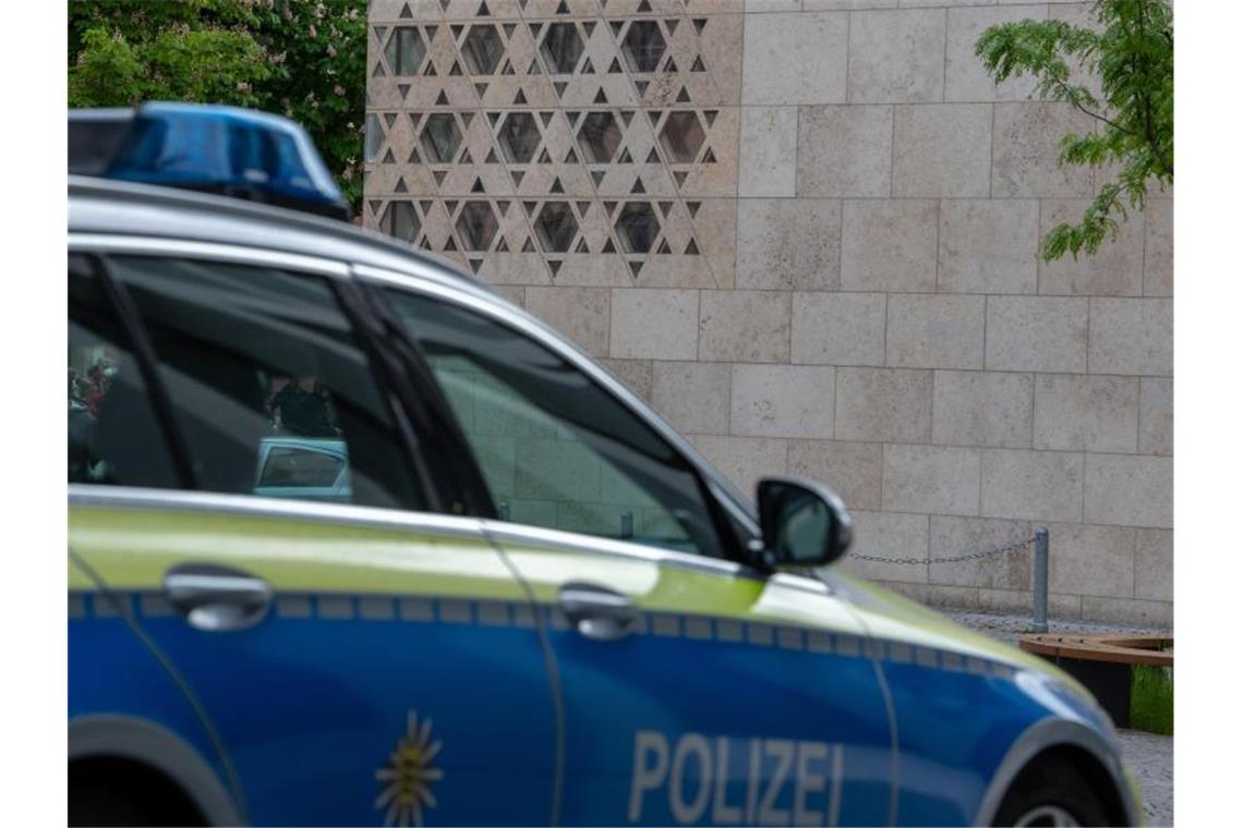 Vor der Synagoge in Ulm steht ein Polizeiauto. Foto: Stefan Puchner/dpa/Archivbild