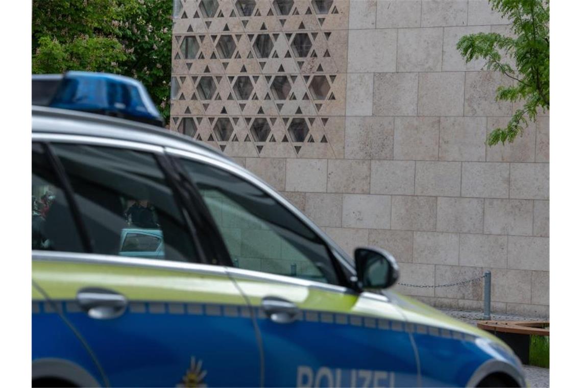Brandanschlag auf Synagoge: Verdächtiger in Türkei gereist Vor der Synagoge in Ulm steht ein Polizeiauto. Foto: Stefan Puchner/dpa/Archivbild