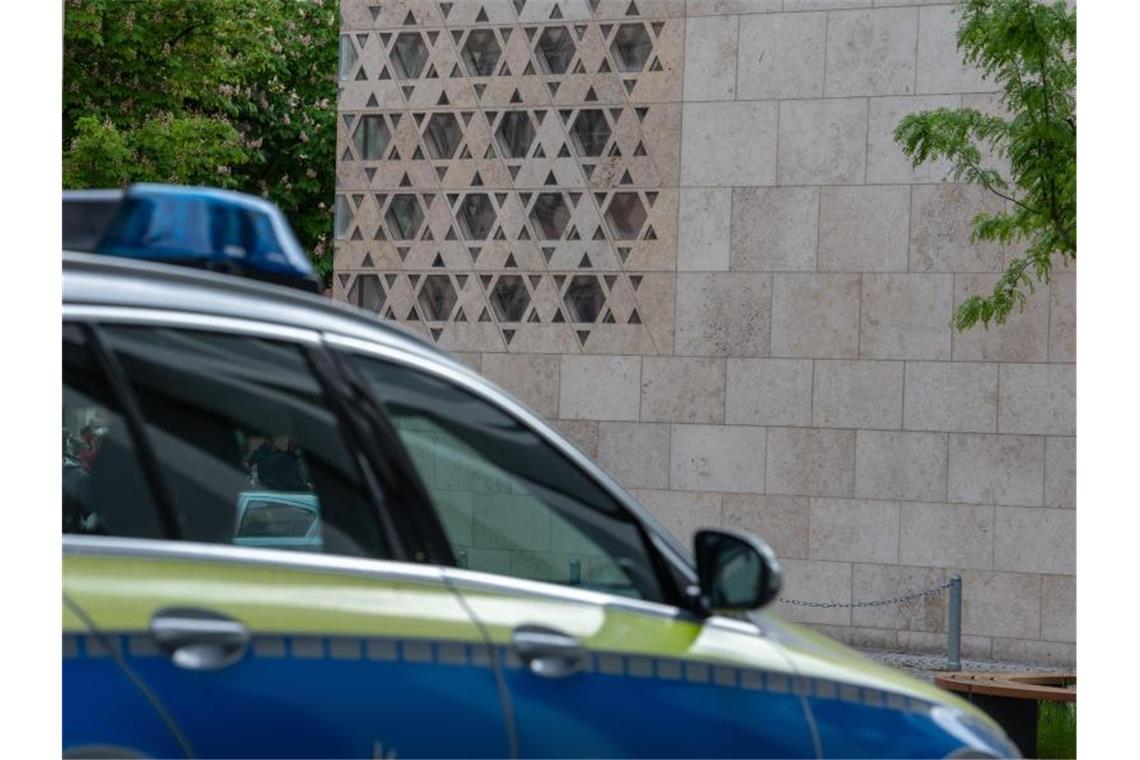 AfD stimmt gegen Anti-Judenhass-Resolution des Gemeinderats Vor der Synagoge in Ulm steht ein Polizeiauto. Foto: Stefan Puchner/dpa/Archivbild