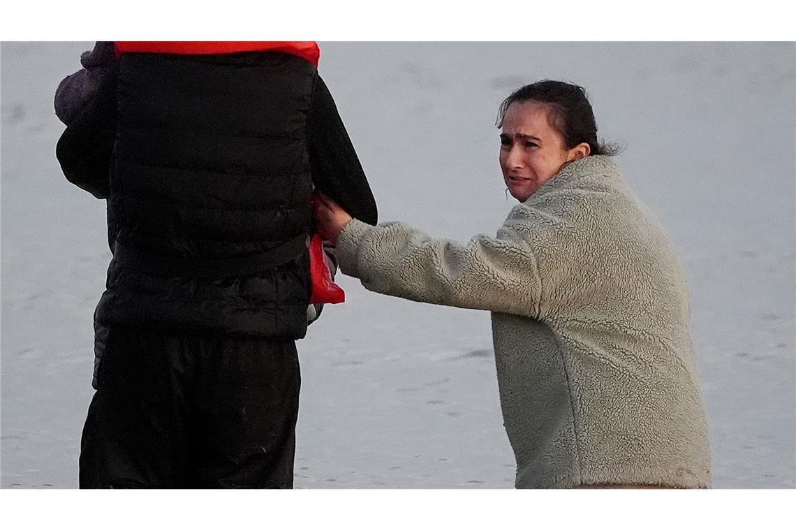 Bilder des Tages Vor der Überfahrt: Frau wartet im Meer auf Boot nach Großbritannien