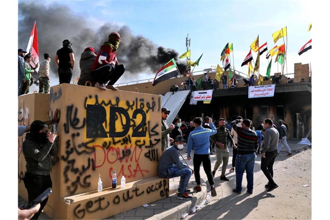 Angriffe auf US-Botschaft im Irak Vor der US-Botschaft kommt es zu Zusammenstößen zwischen Demonstranten und Sicherheitskräften. Foto: Khalid Mohammed/AP/dpa