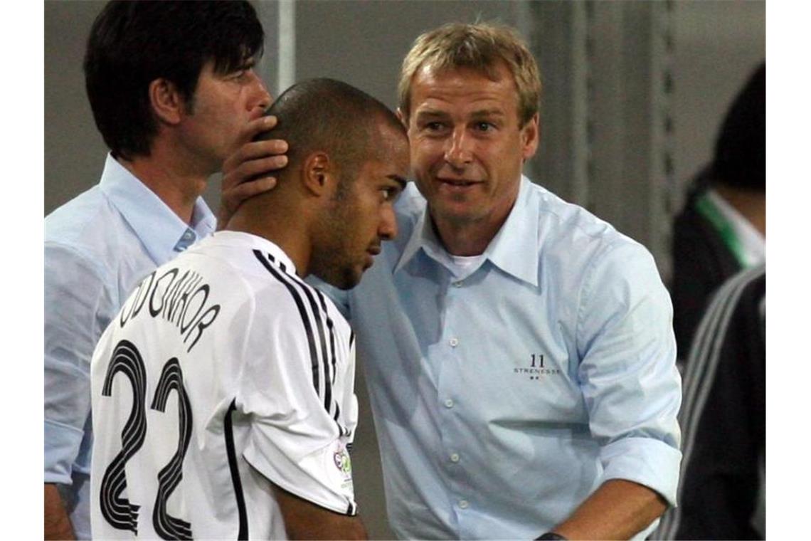 Überraschungsmann Löw: Von Odonkor bis Sané Vor der WM 2006 holten Bundestrainer Jürgen Klinsmann (r) und Joachim Löw David Odonkor in den DFB-Kader. Foto: Oliver Berg/dpa