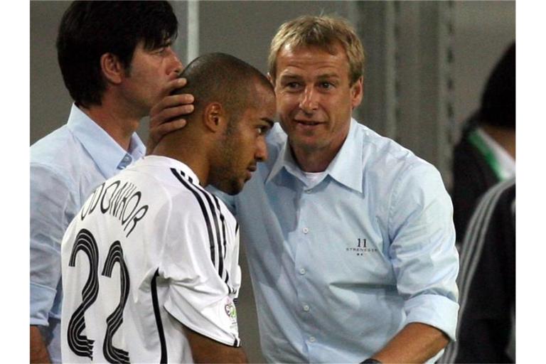 Vor der WM 2006 holten Bundestrainer Jürgen Klinsmann (r) und Joachim Löw David Odonkor in den DFB-Kader. Foto: Oliver Berg/dpa