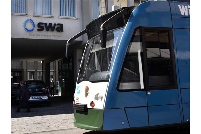 Vor der Zentrale der Augsburger Stadtwerke steht eine Straßenbahn. Foto: Stefan Puchner/dpa