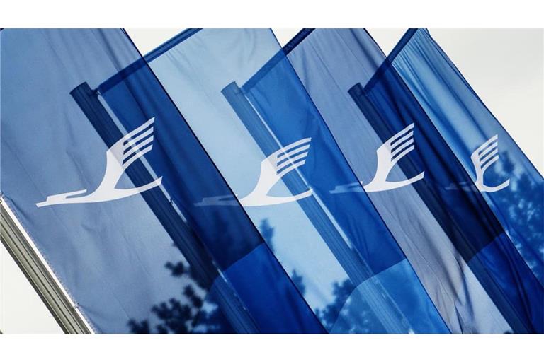 Vor der Zentrale der Lufthansa Group, dem Lufthansa Aviation Center, flattern mehrere Flaggen mit dem neuen Firmenlogo im Wind.