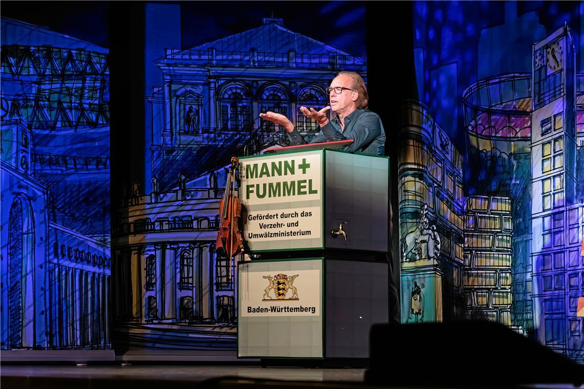 Vor einem Bühnenbild, das die Landeshauptstadt anklingen lässt, gibt Christoph Sonntag gerne den scheidenden Kretschmann.  Foto: Stefan Bossow 