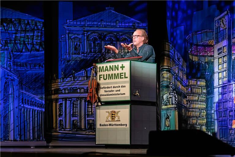 Vor einem Bühnenbild, das die Landeshauptstadt anklingen lässt, gibt Christoph Sonntag gerne den scheidenden Kretschmann.  Foto: Stefan Bossow 