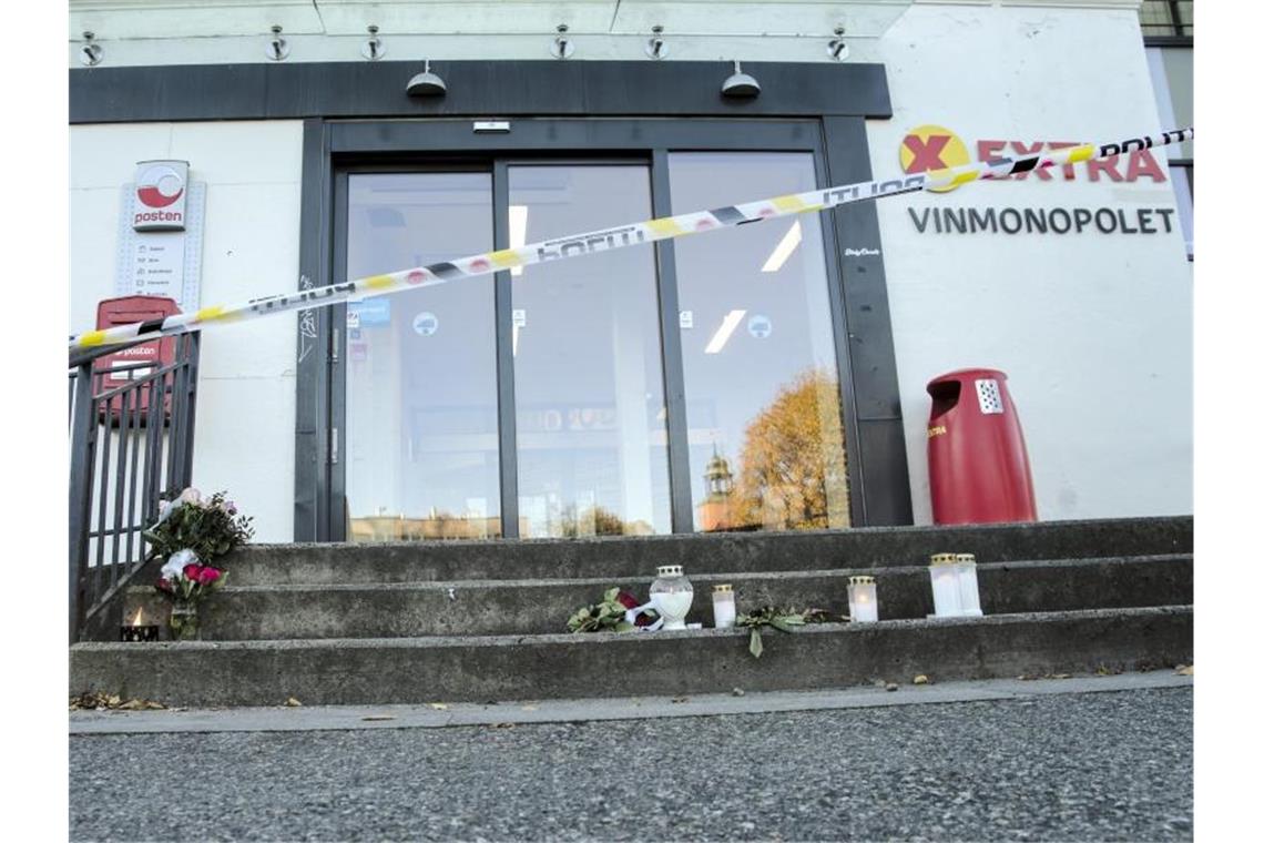 Bluttat in Kongsberg: Deutsche Frau unter den Opfern Vor einem Geschäft in der norwegischen Kleinstadt Kongsberg stehen Blumen und Kerzen. Foto: Terje Bendiksby/NTB/AP/dpa