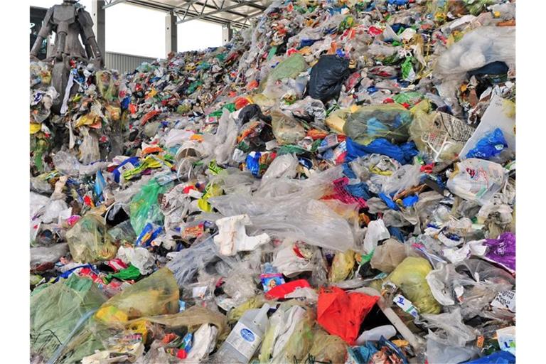 Vor einem halben Jahr trat ein Gesetz in Kraft, das die Kosten fürs Recycling von Verpackungsmüll fairer verteilen soll. Viele Unternehmen ziehen noch nicht richtig mit. Foto: Martin Schutt