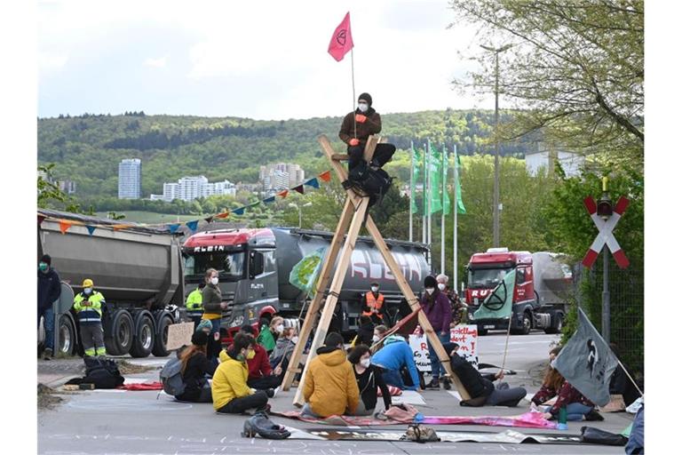 Vor einem HeidelbergCement Zementwerk findet eine Straßenblockade statt. Foto: Uli Deck/dpa