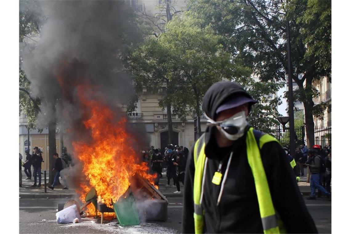 Jahrestag der Proteste: „Gelbwesten“ demonstrieren in Paris Vor einem Jahr hatte es in Frankreich die ersten Proteste der „Gelbwesten“ gegeben. Foto: Francois Mori/AP/dpa/Archiv