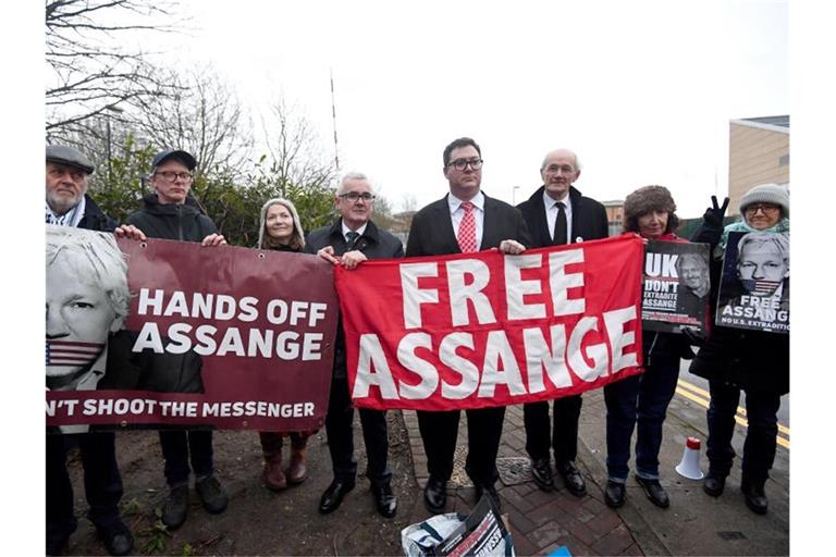 Vor einem Londoner Gefängnis fordern Aktivisten die Freilassung von Wikileaks-Gründer Julian Assange. Unter ihnen ist auch Assanges Vater John Shipton (dritter von rechts). Foto: Victoria Jones/PA Wire/dpa