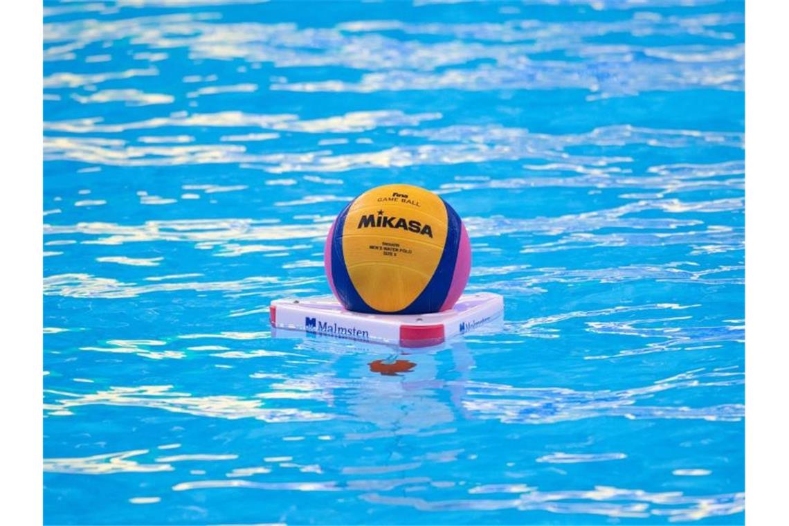 Wasserball-BL: Spandau durch Corona gestoppt, Potsdam stark Vor einem Wasserball-Spiel schwimmt ein Ball auf dem Wasser. Foto: Bernd Thissen/dpa/Symbolbild