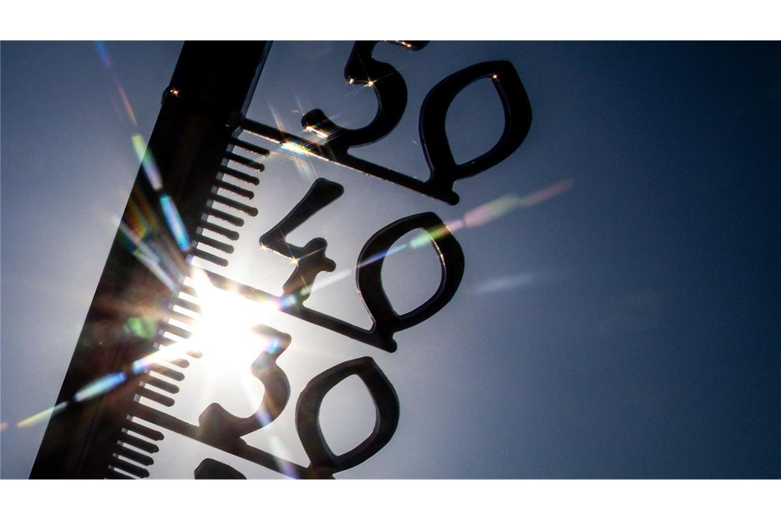 Erde am Limit – Klimakrise kostet Millionen von Leben Vor einem wolkenlosen blauen Himmel zeigt ein Außenthermometer in einem Garten bereits am Vormittag über 30 Grad Lufttemperatur an. (Illustration)