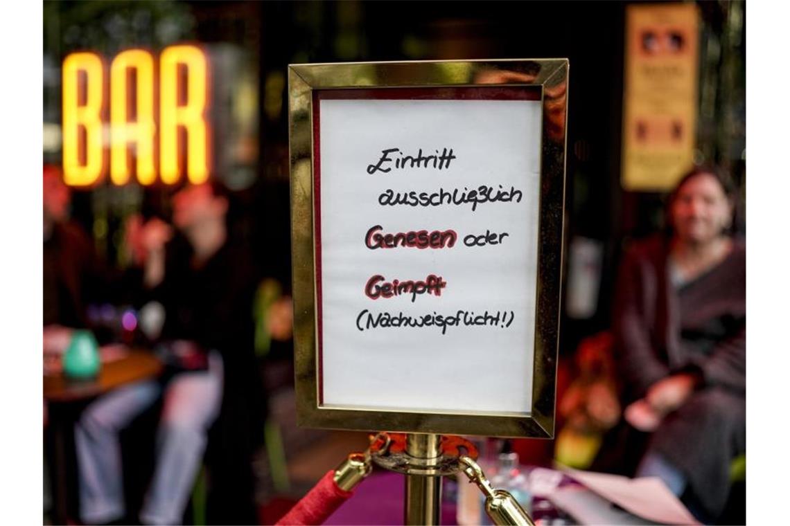 Geteiltes Echo auf 2G-Option in Hamburg Vor einer Bar im Hamburger Stadtteil St. Georg steht ein Hinweisschild, welches auf den Einlass nach der 2G-Regel hinweist. Foto: Axel Heimken/dpa