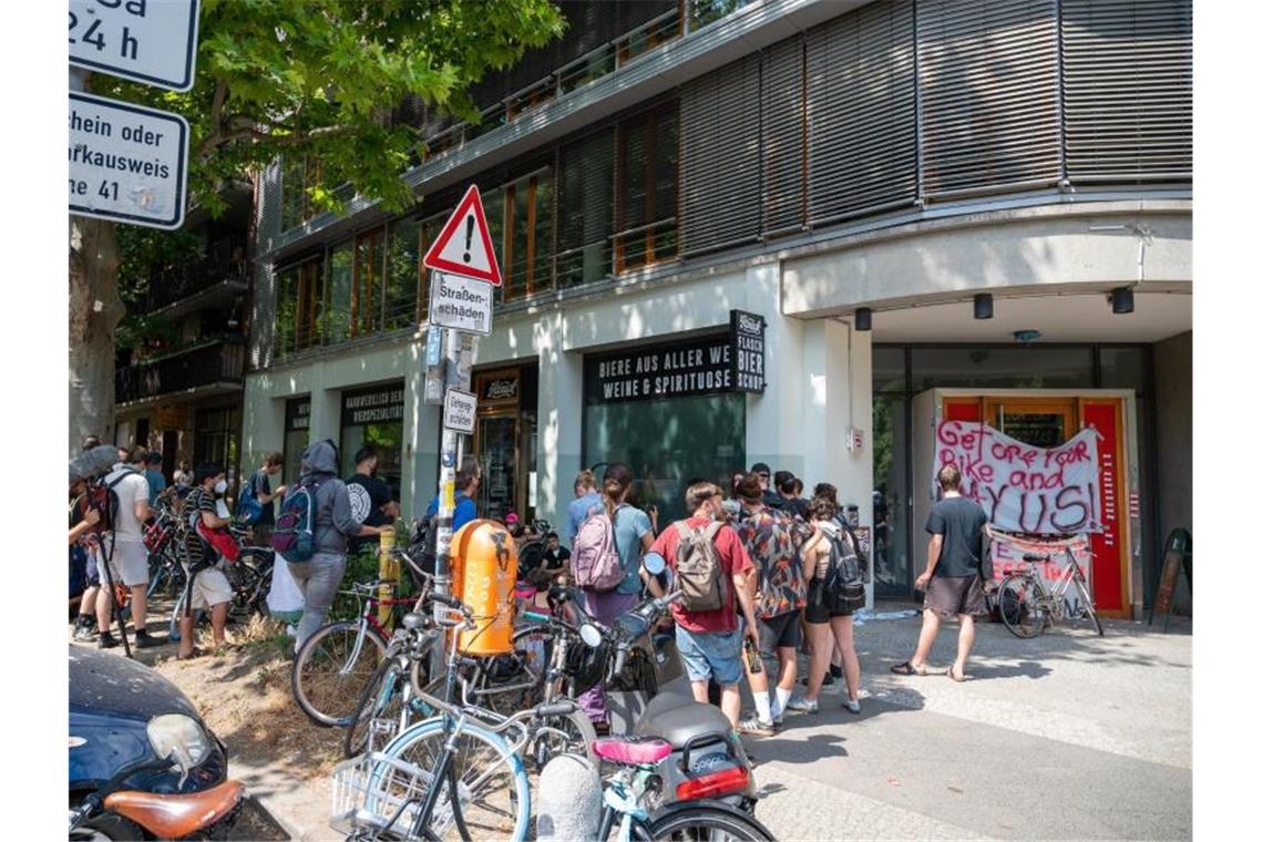 Vor einer Zentrale des Lieferdienstes Gorillas streiken Mitarbeiter im Juni für bessere Arbeitsbedingungen. Foto: Christophe Gateau/dpa