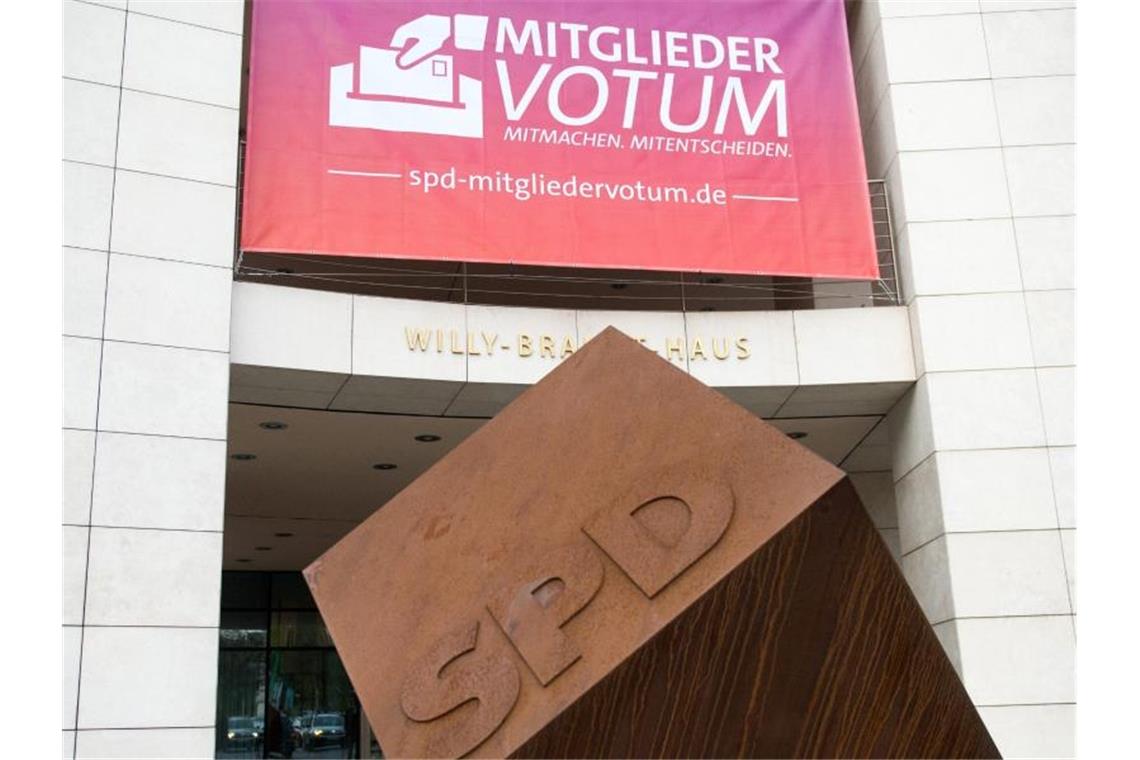 Vor fünfeinhalb Jahren waren die Mitglieder der SPD aufgerufen, über den Koalitionsvertrag von 2013 abzustimmen. Nun geht es um die Frage, wie die rund 438.000 Mitglieder an der Wahl der neuen Parteispitze beteiligt werden sollen. Foto: Maurizio Gambarini/Archiv