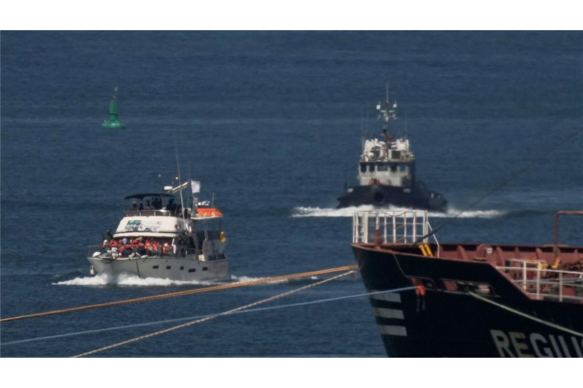 Bilder des Tages Vor Gaza: Israel eskortiert und stoppt Boote der Global Sumud Flotilla.