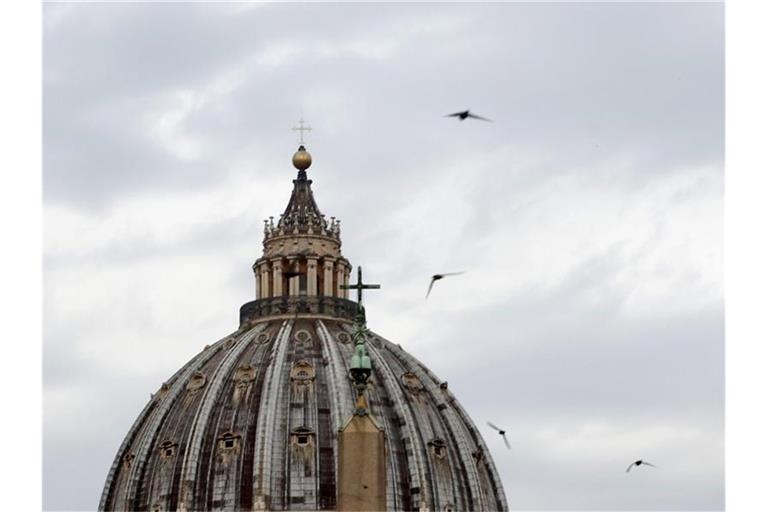 Vor Gericht im Vatikan müssen mehrere Männer und eine Frau sich ab heute wegen eines verlustreichen Immobiliendeals verantworten. Auf der Anklagebank sitzt erstmals auch ein Kardinal. Foto: Riccardo De Luca/AP/dpa