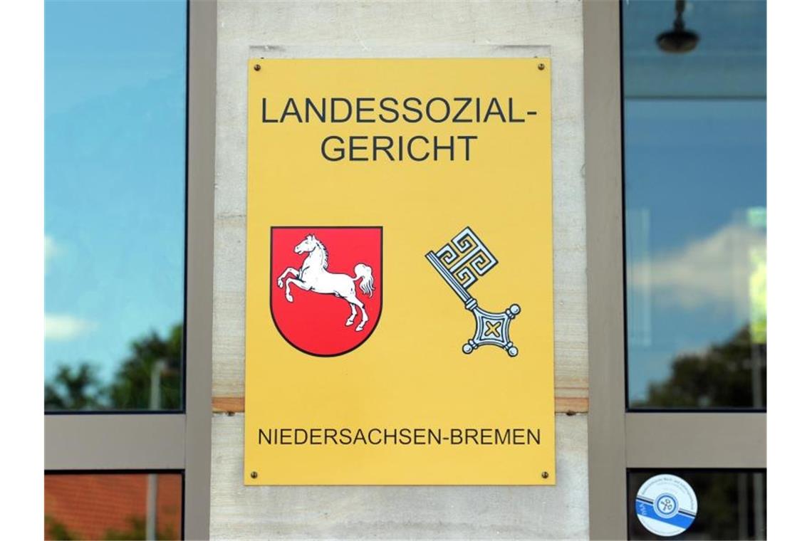 1919 oder 1973 geboren - wie alt ist er wirklich? Vor Gericht soll das Alter eines Mannes geklärt werden. Foto: picture alliance / dpa